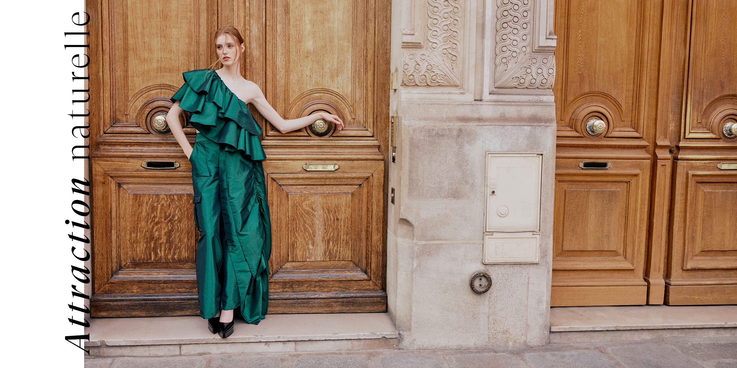 La nouvelle pré-collection Automne 2023 d'Anne Fontaine présente des couleurs vertes vibrantes qui illustrent l'affinité de la créatrice pour la beauté sauvage et indomptée de la nature. Le vert représente une gamme infinie de couleurs, des forêts luxuria