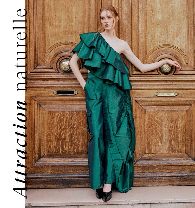 La nouvelle pré-collection Automne 2023 d'Anne Fontaine présente des couleurs vertes vibrantes qui illustrent l'affinité de la créatrice pour la beauté sauvage et indomptée de la nature. Le vert représente une gamme infinie de couleurs, des forêts luxuria