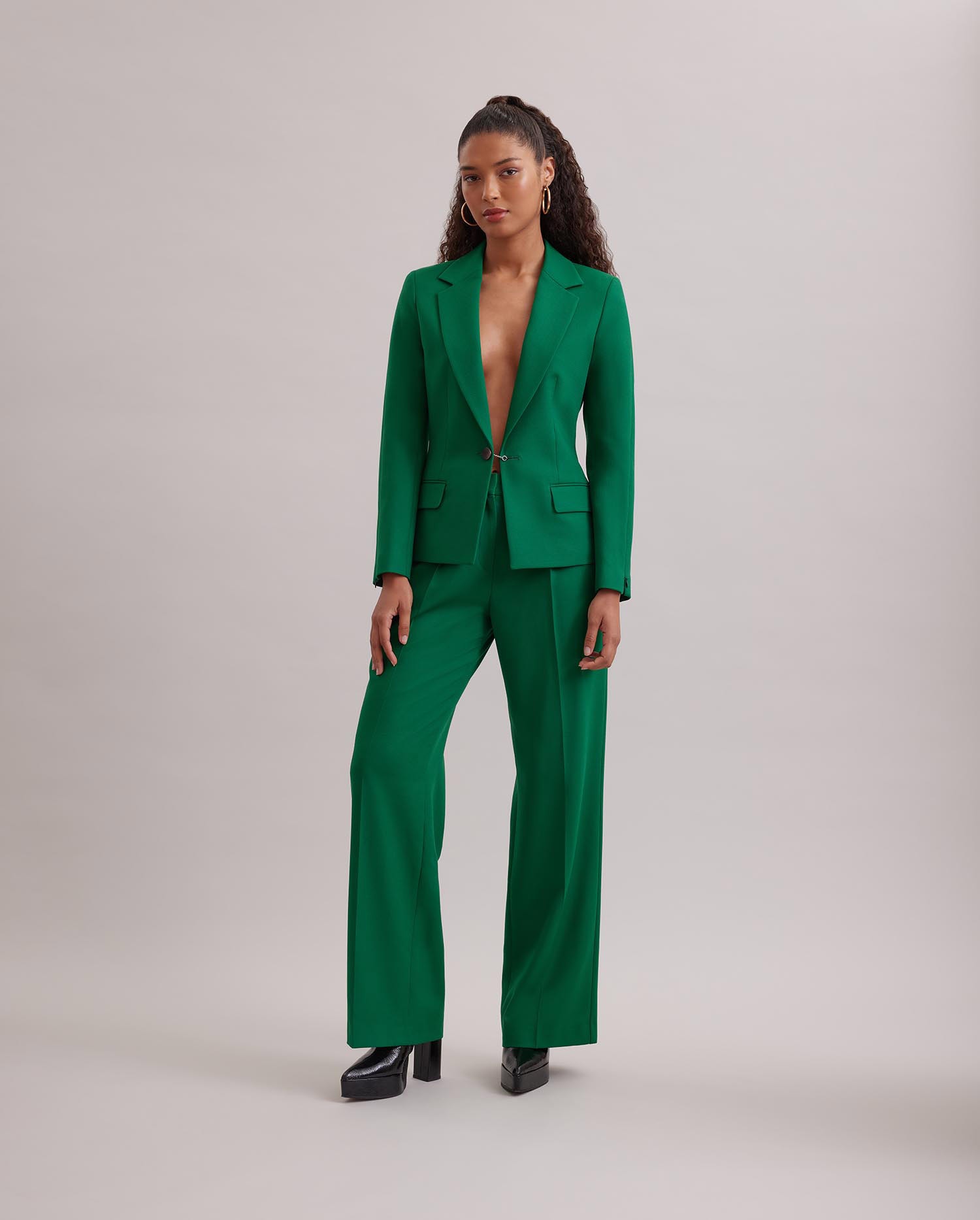 Discover the CAMBRIDGE Green textured blazer with decorative gold chain button from ANNE FONTAINE