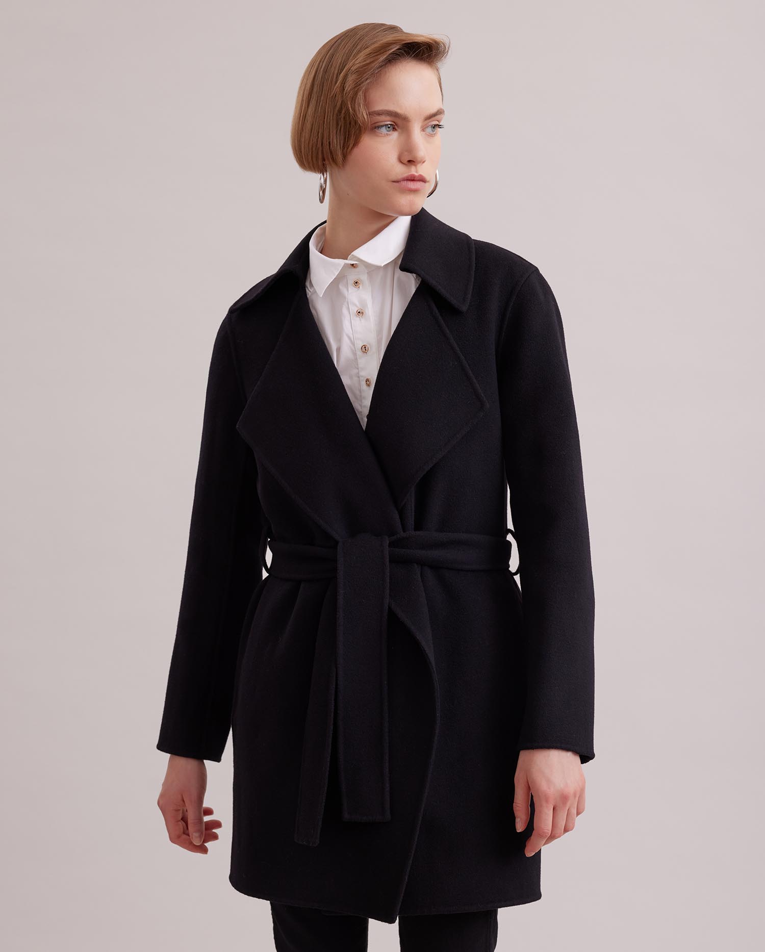Discover The DELACROIX Black belted open wool blend coat with large notched lapel from ANNE FONTAINE