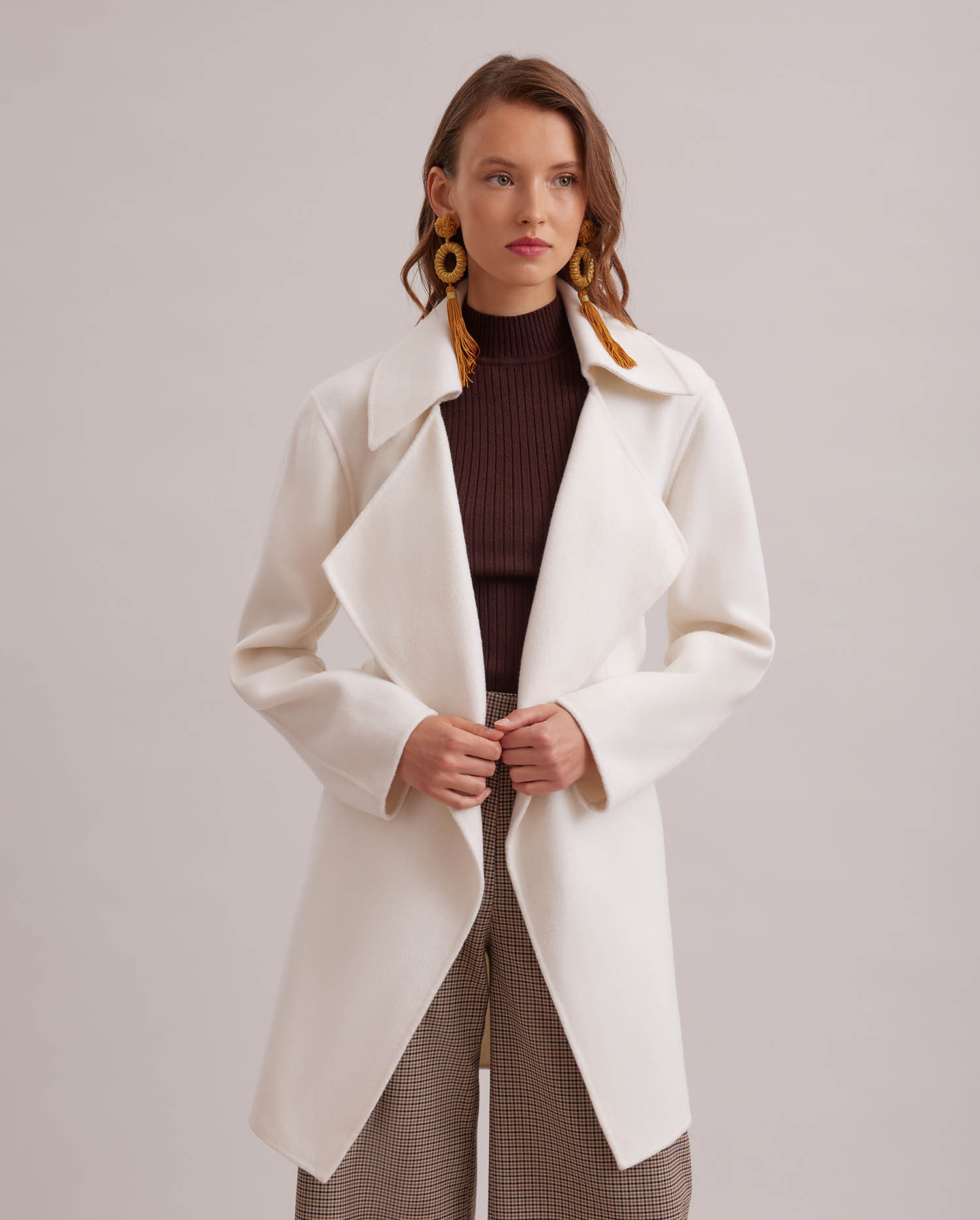 Discover The DELACROIX White belted open wool blend coat with large notched lapel from ANNE FONTAINE