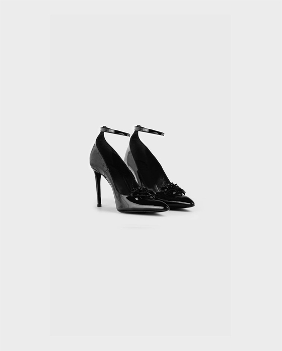 Discover the ARTY Black pointed toe patent leather pumps with removable flowers from ANNE FONTAINE