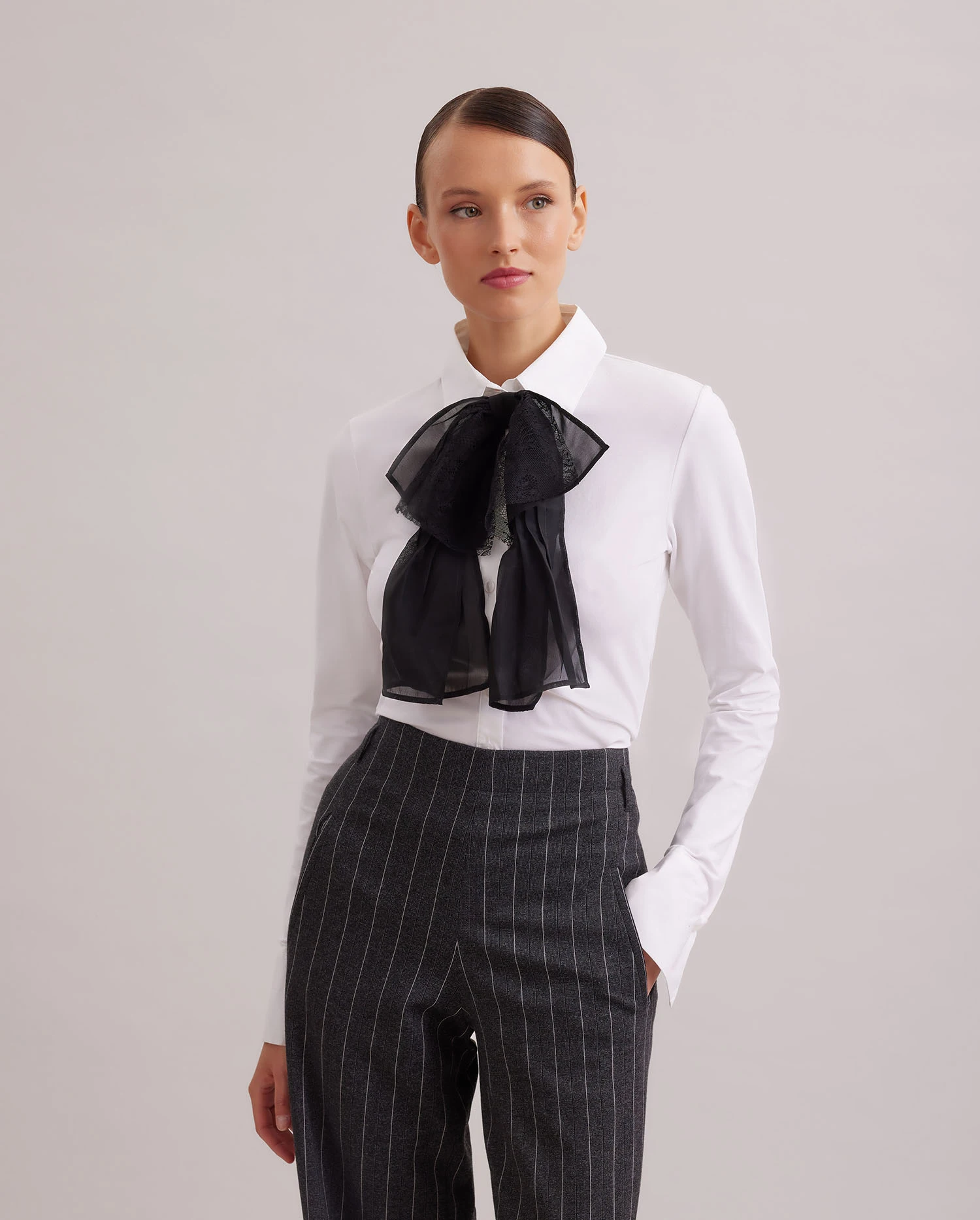 Discover The LINATRA Bow-Shaped Tie Collar With Lace from ANNE FONTAINE