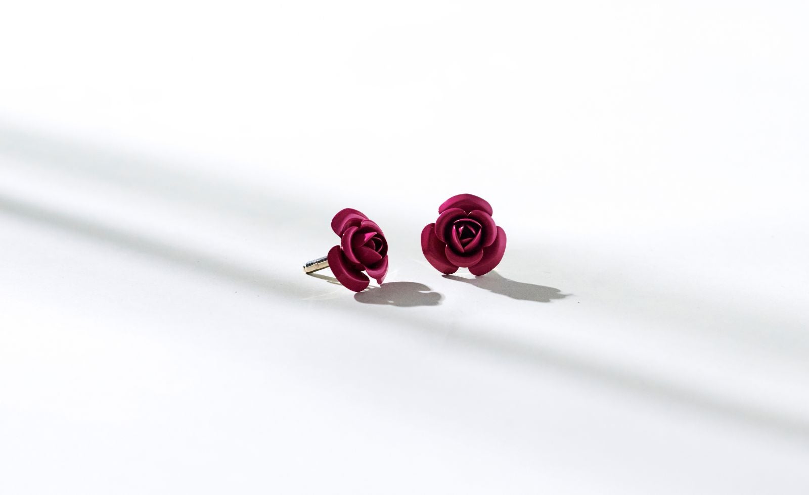 Discover the NEISSY Classic flower cufflink in hot pink from ANNE FONTAINE