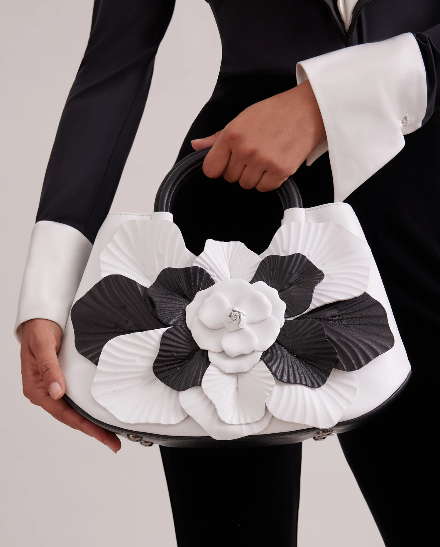 Discover The SCARLETT Signature floral handbag in black and white from ANNE FONTAINE