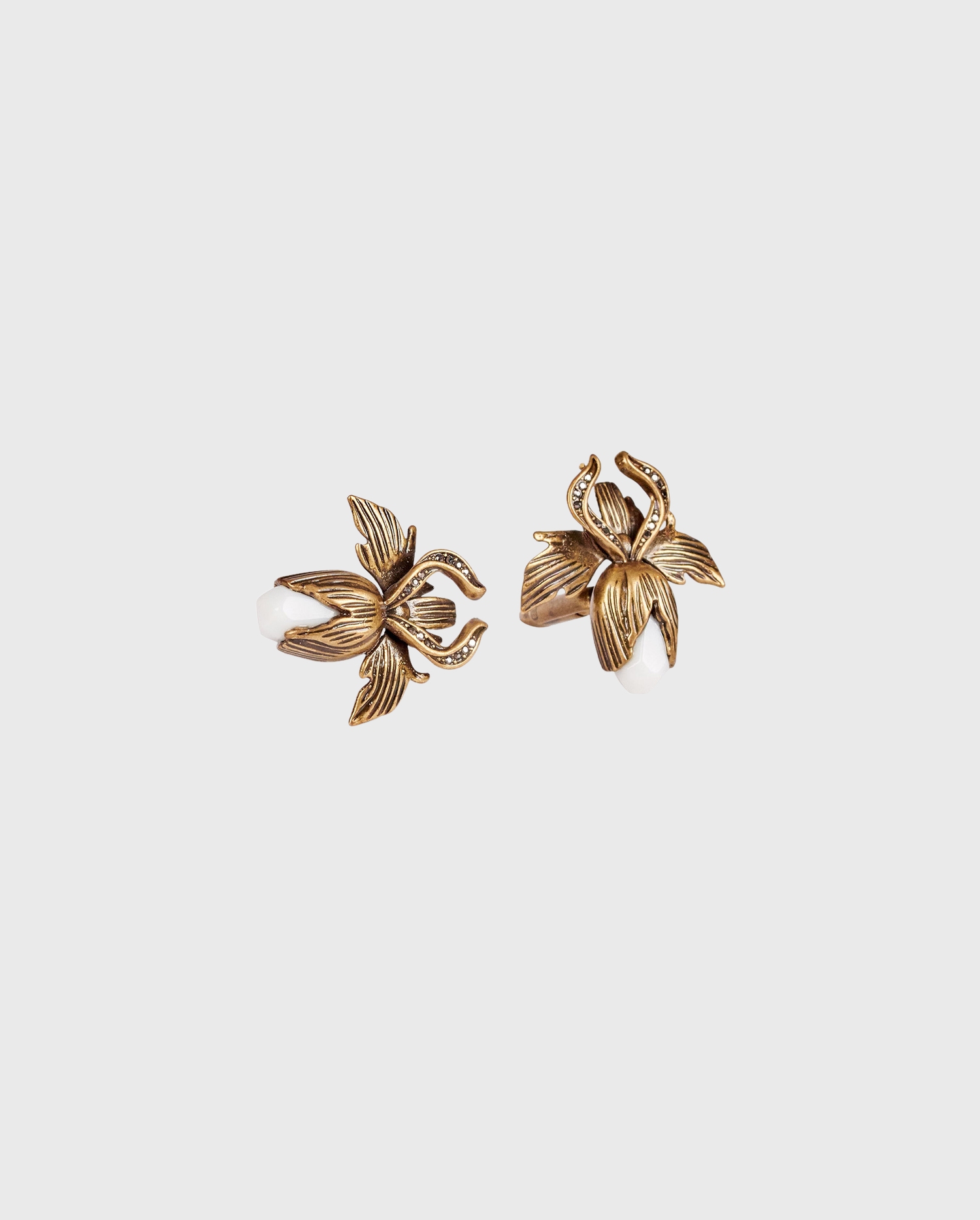 Disocver the TELMA Textured floral cufflink in gold from ANNE FONTAINE