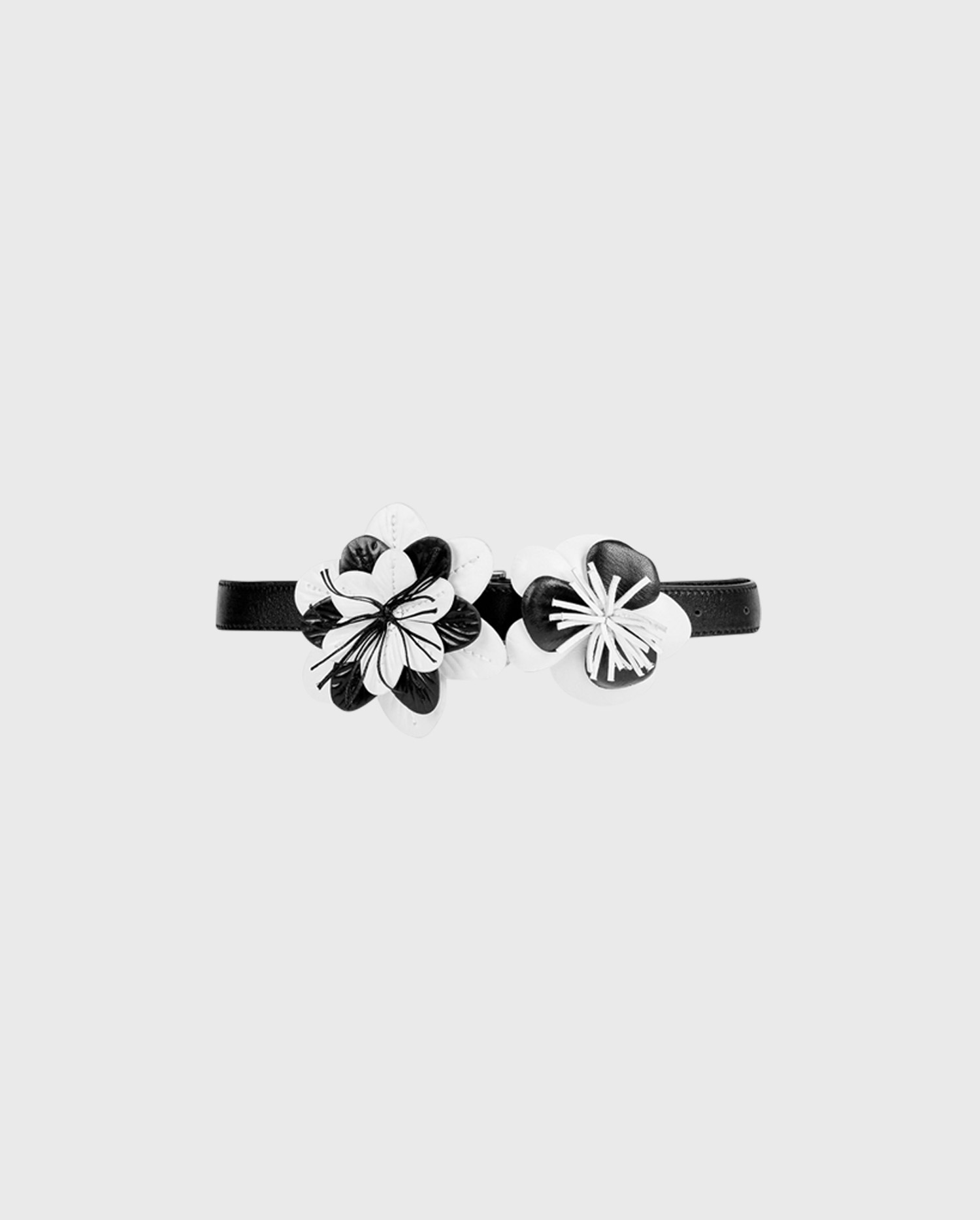 Discover The AMELIE BW Thin black and white leather belt with removable flowers from ANNE FONTAINE