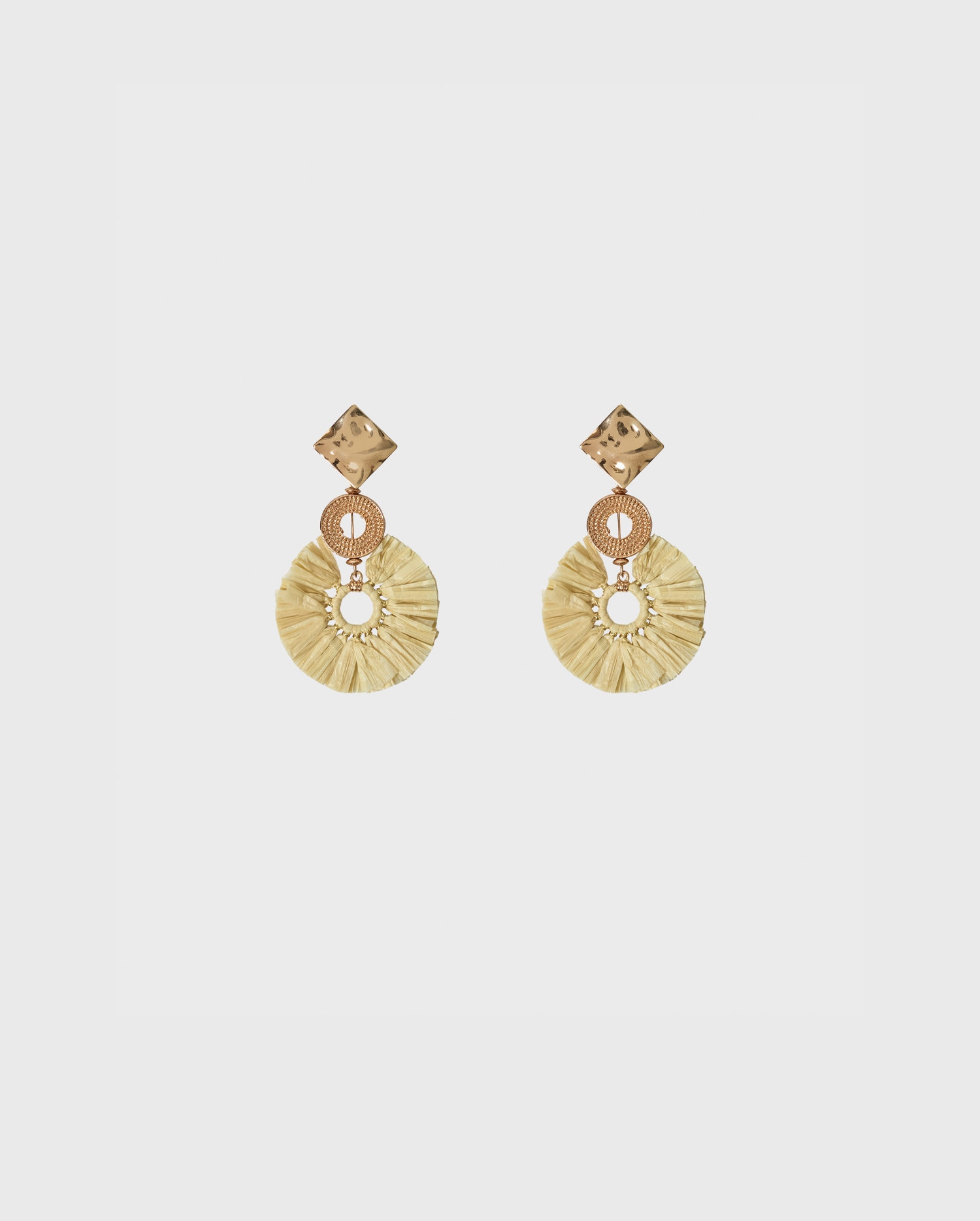 Discover the ESTEBE clip-on hoop raffia fringe earrings from ANNE FONTAINE