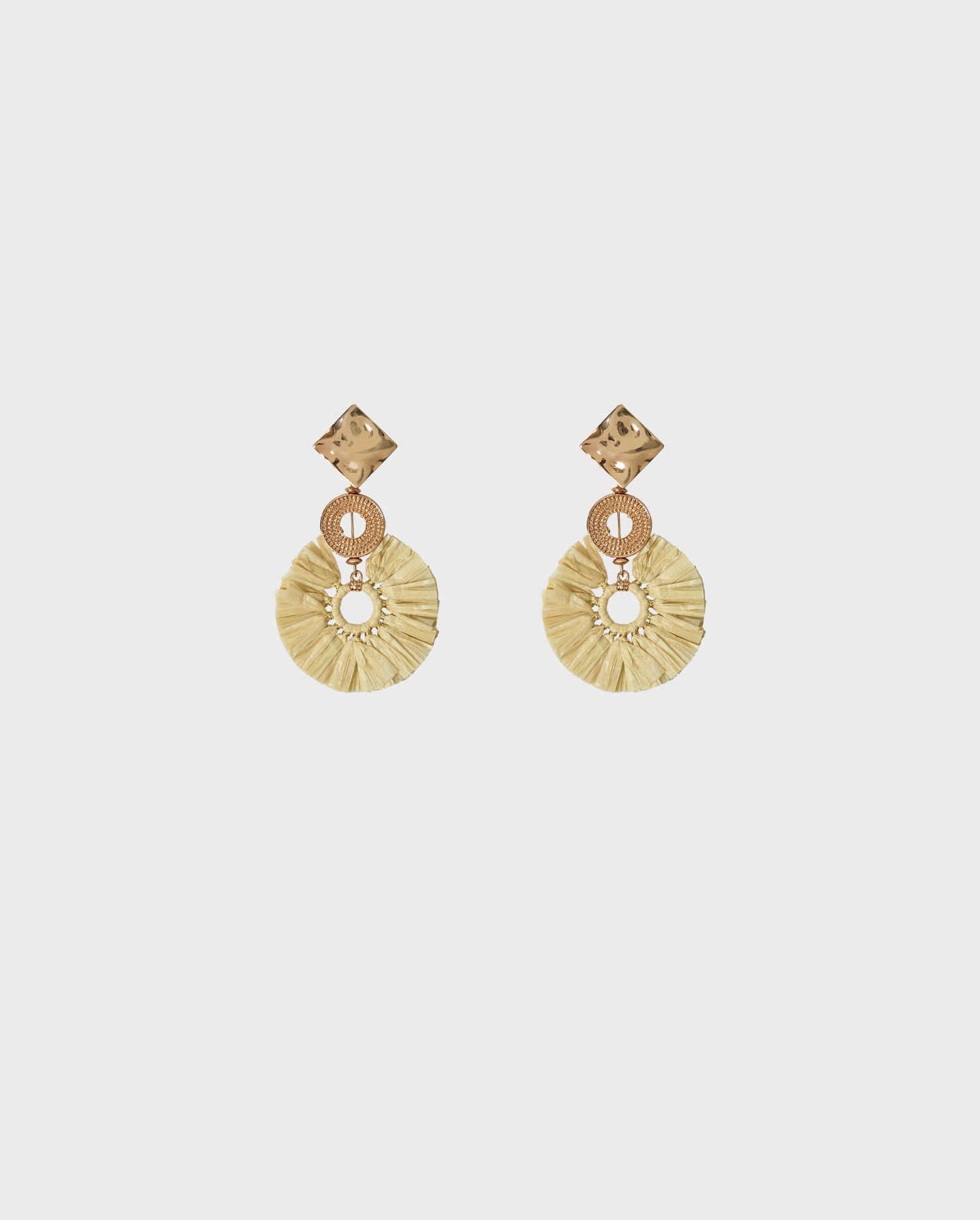 Discover the ESTEBE clip-on round raffia earrings from ANNE FONTAINE