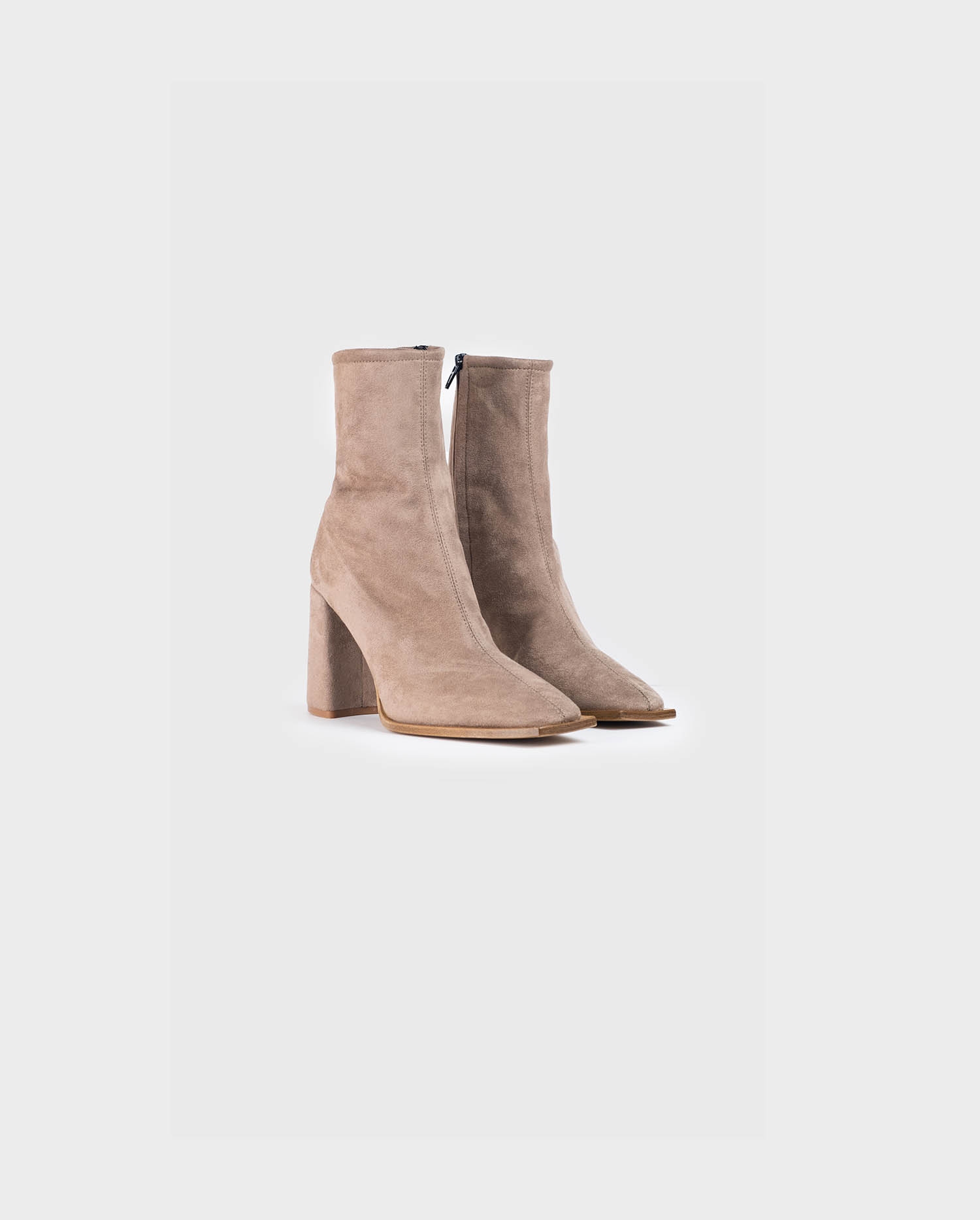 Discover the JOURNAL Grey suede boot with stacked heel from ANNE FONTAINE