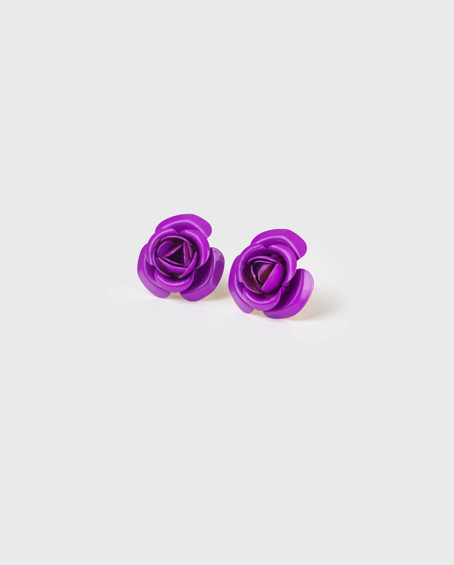 Discover the NEISSY Classic flower cufflink in anemone purple from ANNE FONTAINE