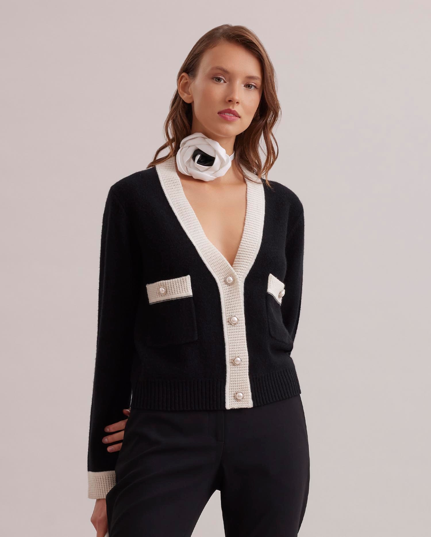 Discover The SCRIPTLong sleeve black wool-blend cropped cardigan from ANNE FONTAINE