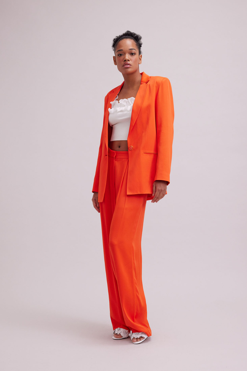  Inspirées par l'éveil du printemps, les nouvelles silhouettes d'Anne présentent un magnifique assortiment de looks, y compris de nouveaux coloris et motifs floraux, qui vous permettront de traverser la saison avec style.