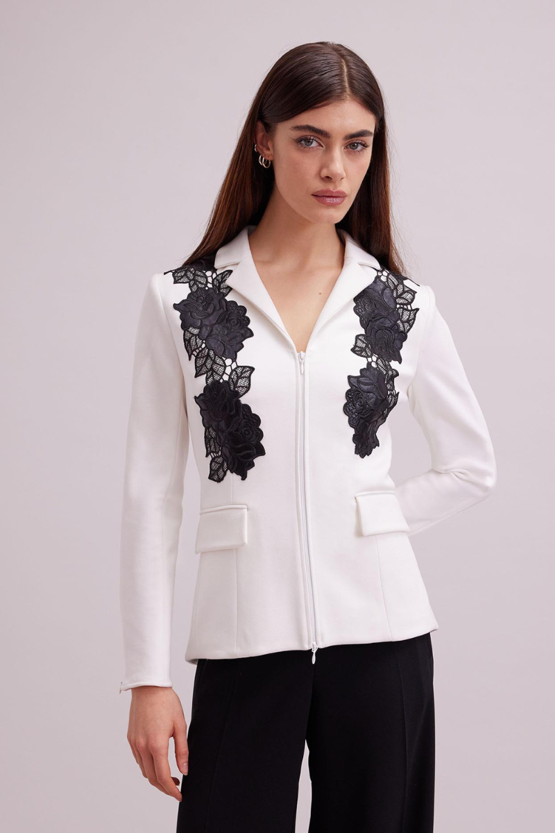 Il n'y a pas d'autre combinaison que le noir et blanc classique qui donne instantanément de l'ampleur à votre garde-robe