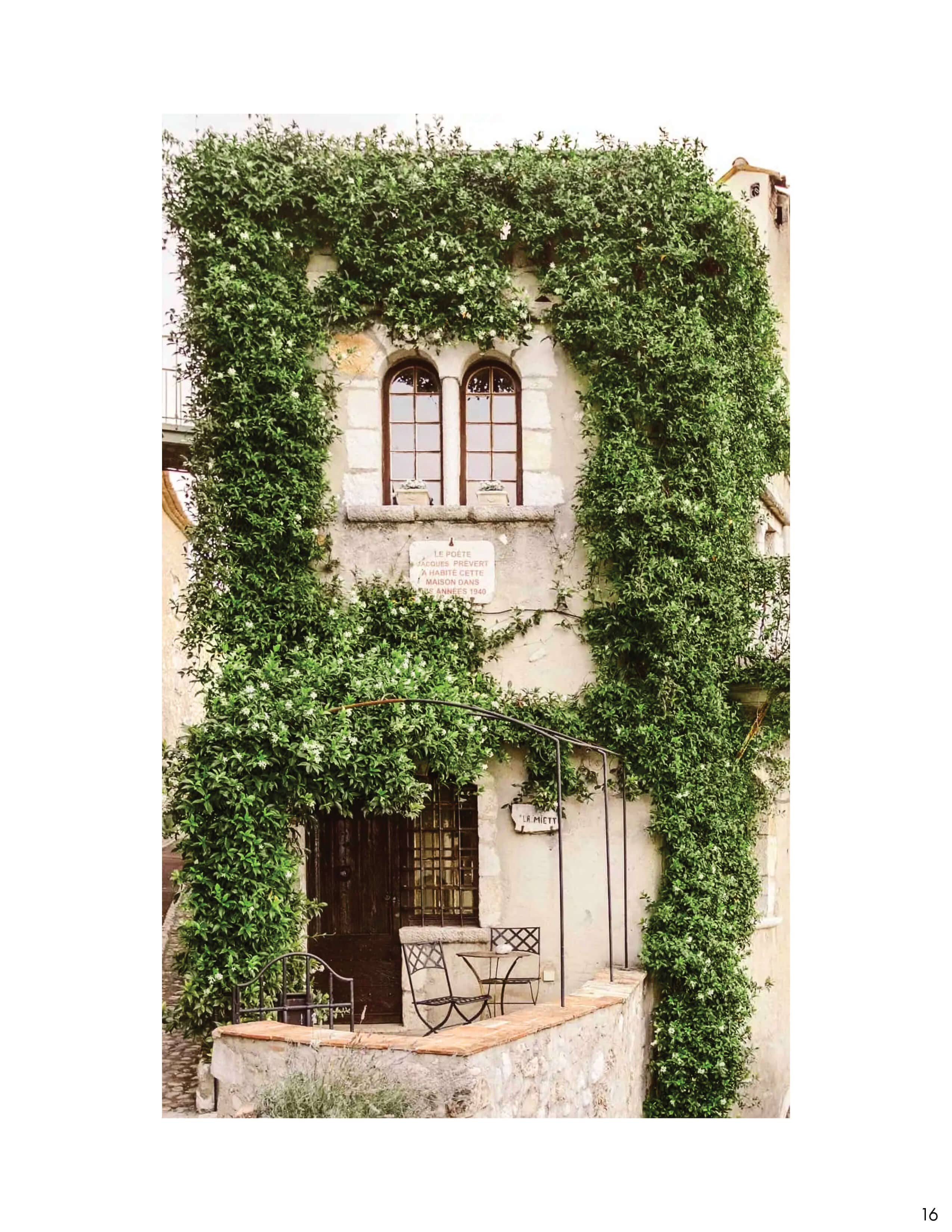 The new Anne Fontaine Spring-Summer 2023 collection is a celebration of artistry and craftsmanship. Strength and beauty, are rendered through opulent prints, colors, and styles that transport you toward a vision of the future light.