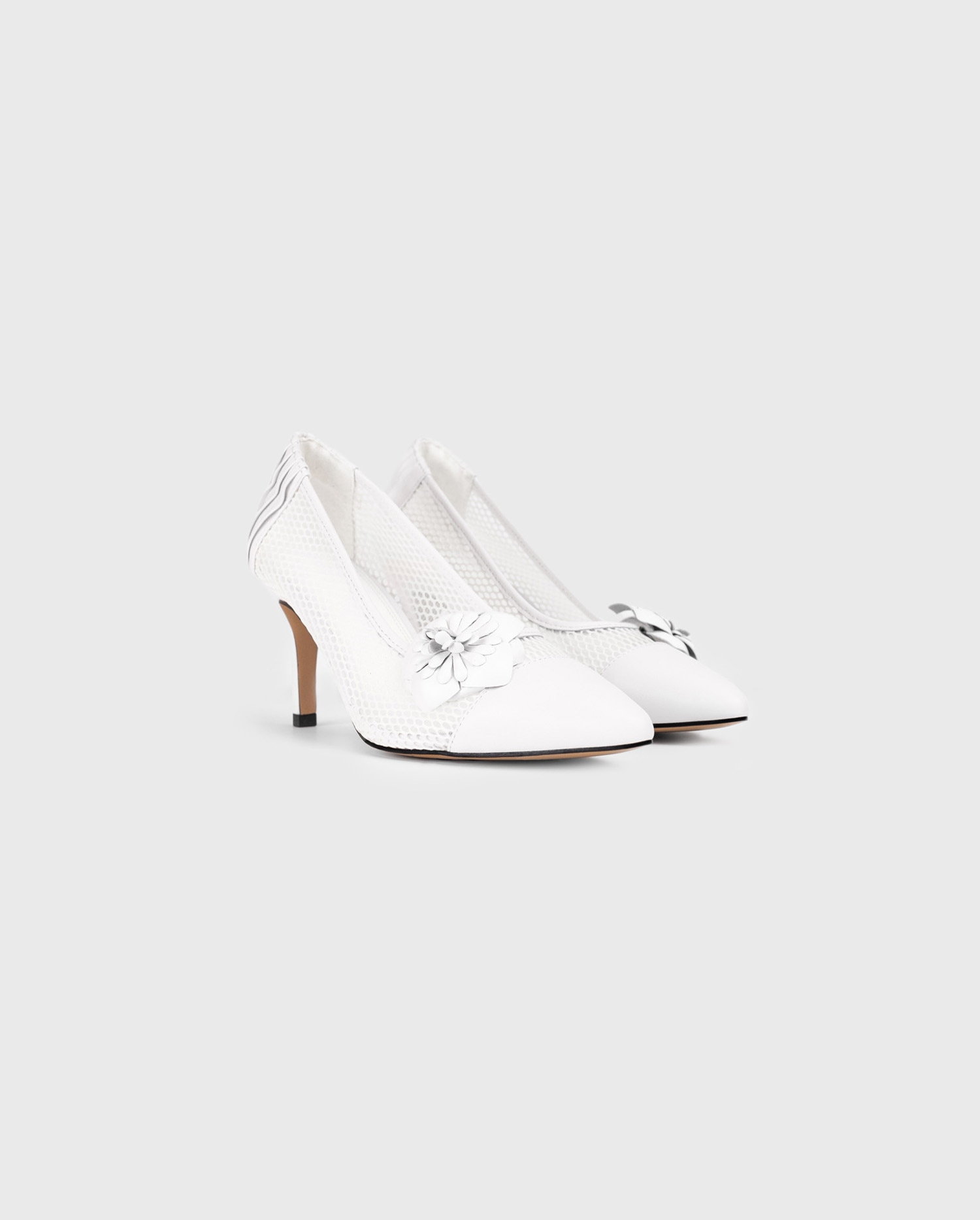 Découvrez l'escarpin BASILIA en cuir blanc et fleurs amovibles de ANNE FONTAINE.