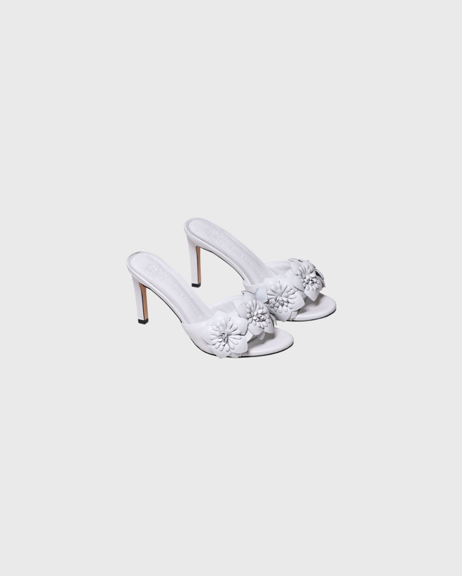 Découvrez la sandale à talons CAMOMILLE en cuir blanc avec fleurs 3D de ANNE FONTAINE