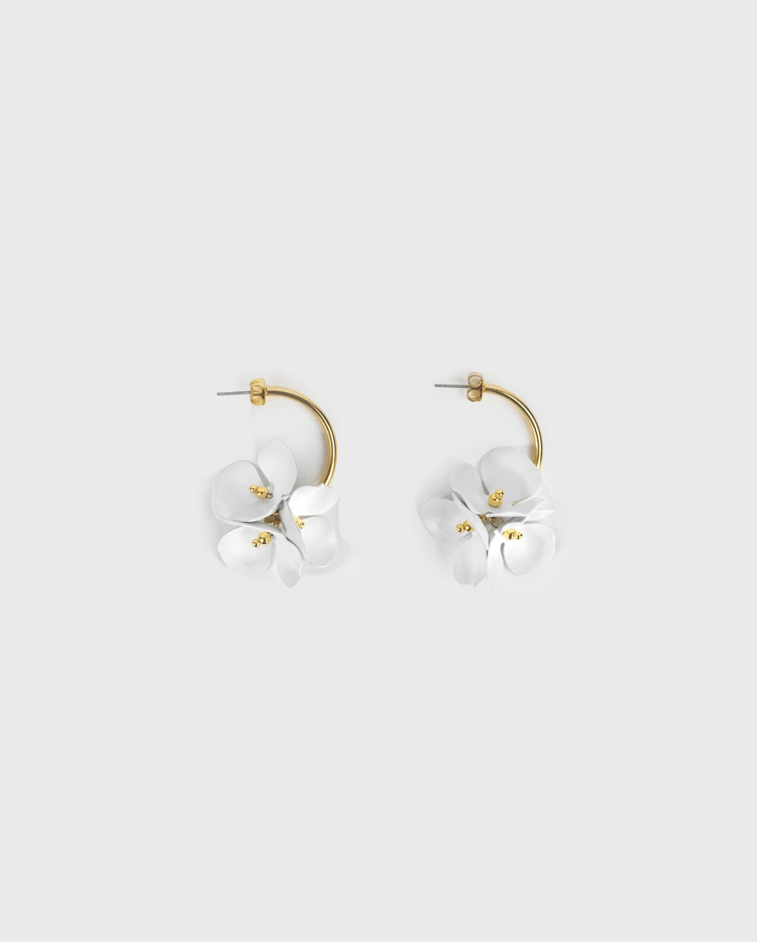 Discover the EGEA White and Gold Flower Earrings from ANNE FONTAINE