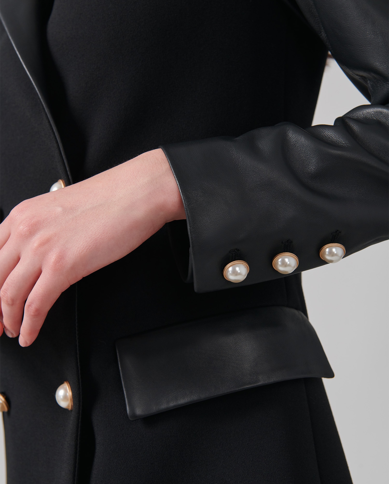 Discover the GAMME black double breasted leather jacket from ANNE FONTAINE