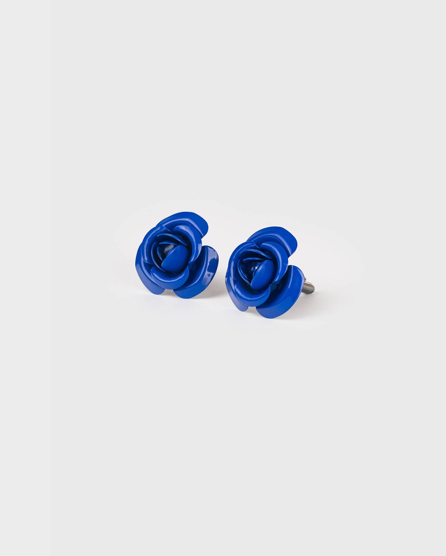 Discover the NEISSY Classic flower cufflink in ultra blue from ANNE FONTAINE