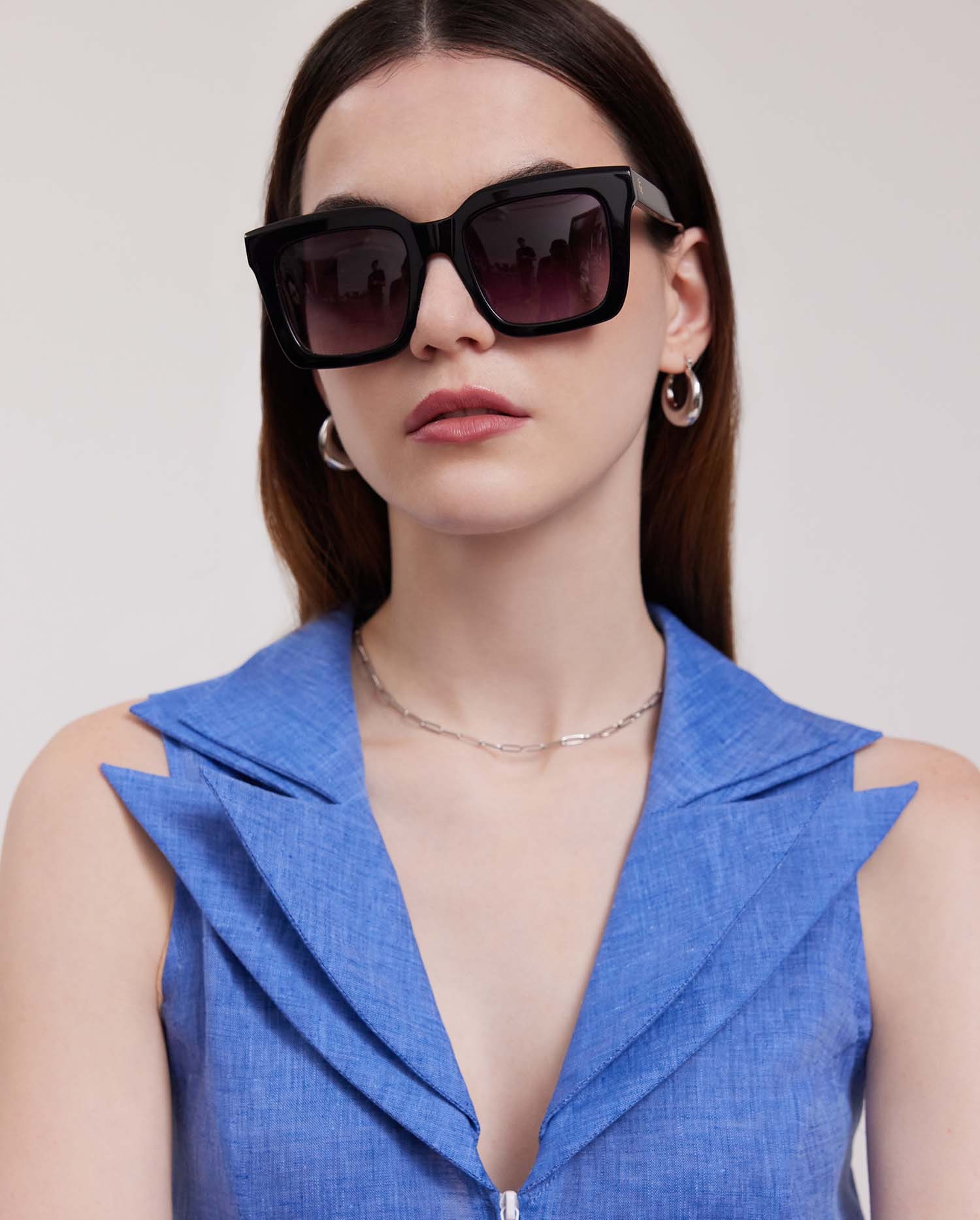 Discover the BELLA Black Square Frame Sunglasses from ANNE FONTAINE