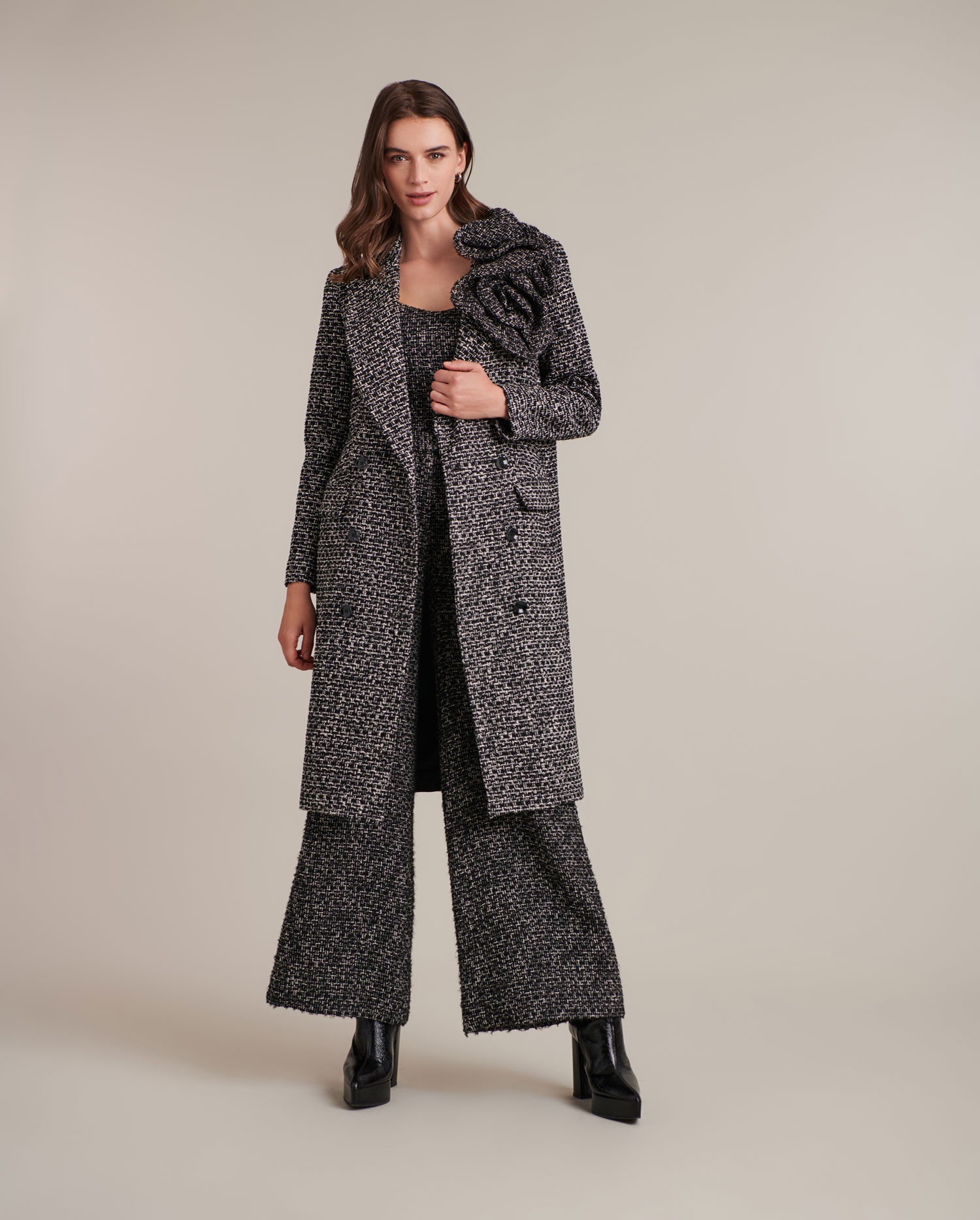Embrace timeless elegance and Parisian-inspired chic with our exquisite collection of jackets and coats from Anne Fontaine. 