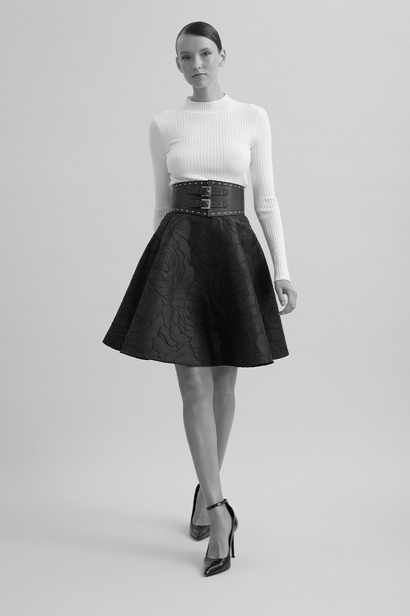  Style and elegance are timeless. A wardrobe that encapsulates the look of modern allure is an effortless chic wardrobe, a collection of pieces that feel like you've always had them