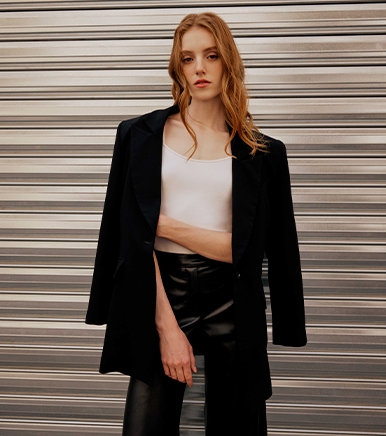 The Anne Fontaine Essentials collection symbolizes French style and natural elegance in every situation. Understated and suitable for the workplace, sometimes bold and creative, our essentials represent key items in a woman's wardrobe.