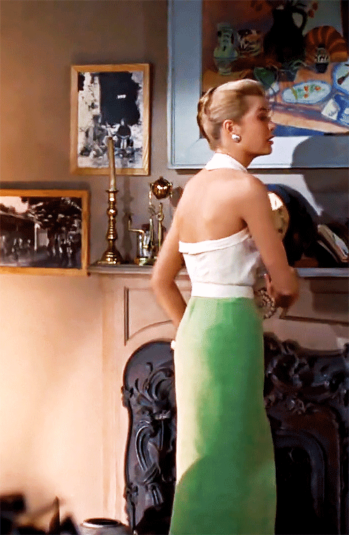 Qu'il s'agisse de sa prestance impeccable à l'écran ou de son glamour sans effort en dehors, le style de Kelly a toujours été intemporel et élégant. Et si sa garde-robe se composait essentiellement de pièces classiques à la sensibilité raffinée, elle ne m