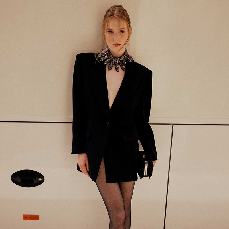     Introducing the stunning Lara Jacket from Anne Fontaine's latest collection—a true epitome of the dynamic nature of modern silhouettes