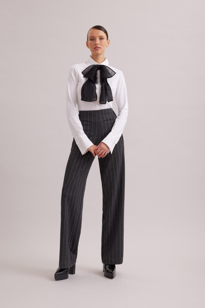  Style and elegance are timeless. A wardrobe that encapsulates the look of modern allure is an effortless chic wardrobe, a collection of pieces that feel like you've always had them.