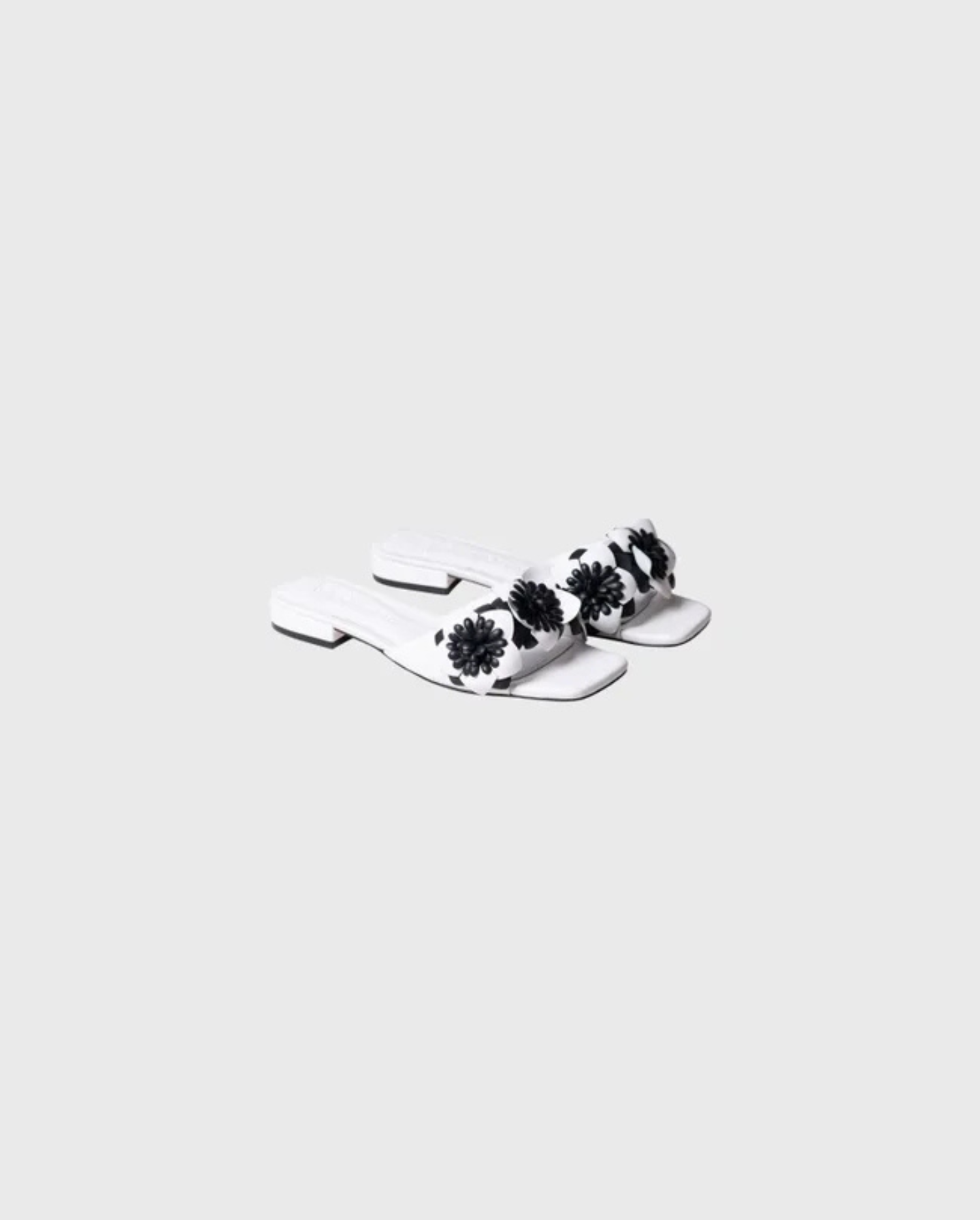 Discover the COLORADO White Leather Flat Sandals With 3D Flowers by designer ANNE FONTAINE